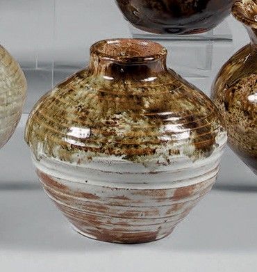 trois vases posés l'un à côté de l'autre sur une table