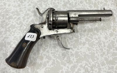 un pistolet posé sur une table, muni d'une étiquette