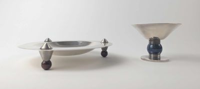deux bols et un bol posés sur une table blanche