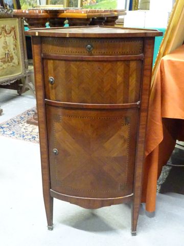 Petite encoignure de style Louis XVI en bois de placage marqueté,...