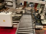 une photo d'un tapis roulant dans une usine