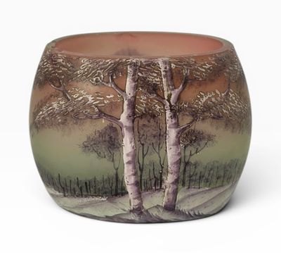 une photo d'un vase orné d'une peinture représentant des arbres