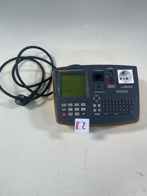 une image représentant un ordinateur de poche posé sur une table