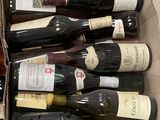 Les bouteilles de vin se trouvent dans un carton posé sur un sol carrelé.