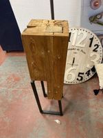 Ensemble comprenant un lampadaire-horloge, une sellette, une… (photo 2)