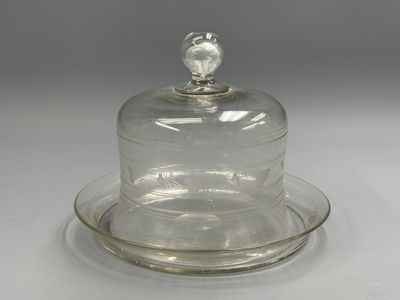 une image représentant une plaque de verre transparent surmontée d'un dôme en verre