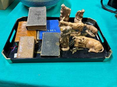 un plateau posé sur une table et contenant divers objets