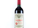 une bouteille de vin rouge posée sur une table blanche