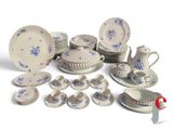 plusieurs assiettes et tasses posées sur une table