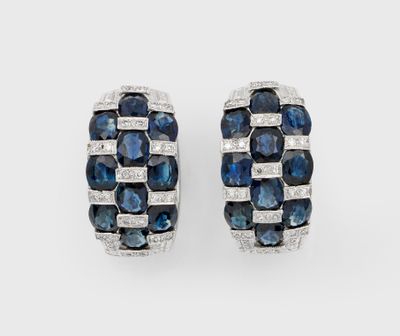 une paire de boucles d'oreilles en saphir et diamant