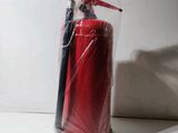 un extincteur rouge et un stylo noir dans un sac transparent