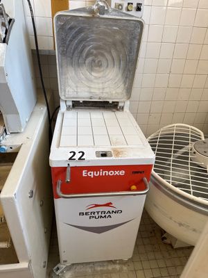 une petite machine posée dans un coin de la salle de bains