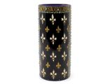un vase noir orné de fleurons dorés