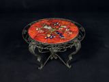 une image représentant une table avec un plateau en verre rouge sur fond noir