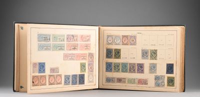 un livre ouvert avec des timbres, posé sur une table