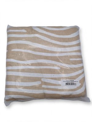 coussin à motif zébré marron et blanc sur fond blanc