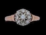 un gros plan d'une bague sertie d'un diamant et d'une perle sur fond noir