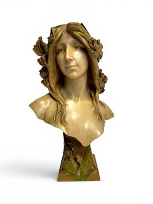 sculpture représentant la tête d'une femme coiffée d'une couronne