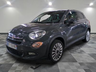 Le SUV Fiat gris est garé dans une grande pièce.
