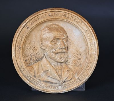 Médaillon en plâtre en bas relief représentant Marcelin ALBE…