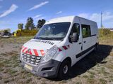 une photo d'une camionnette blanche garée dans un champ