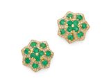 une paire de boucles d'oreilles en émeraude et diamant