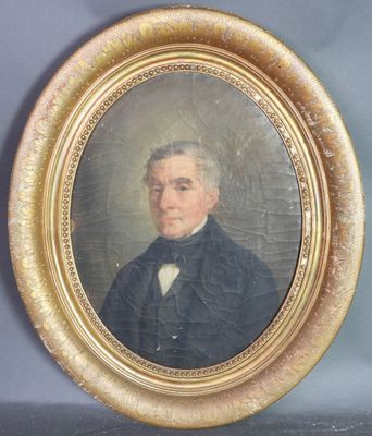 portrait d'un homme vêtu d'un manteau noir et d'un nœud papillon