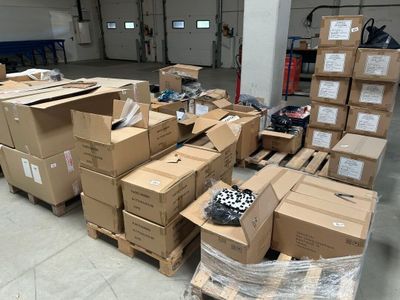 un grand nombre de boîtes empilées dans un entrepôt