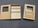 une petite boîte ouverte contenant une image à l'intérieur