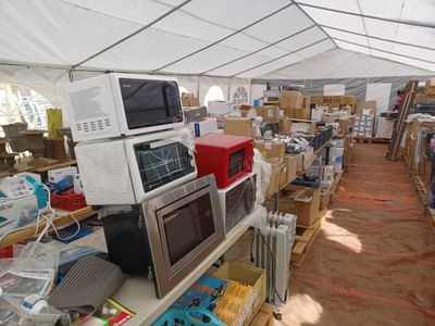 de nombreux micro-ondes et autres appareils électroménagers sous une tente