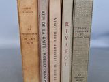 plusieurs vieux livres sont empilés sur une table