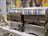 deux boîtes posées sur une table