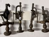 un tas de vieux outils accrochés au mur