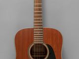 une guitare acoustique posée sur un support en bois