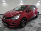 une voiture rouge garée dans un garage au sol en damier