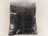 un gros plan sur un sac de nourriture posé sur une surface blanche