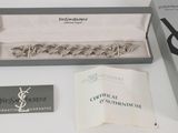 une boîte sur laquelle est posé un bracelet en argent et une boîte sur laquelle est posé un bracelet en argent