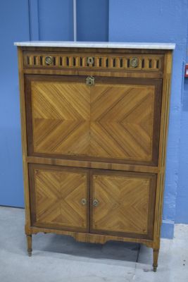 Secrétaire droit style Louis XVI ouvrant par un tiroir en pa…