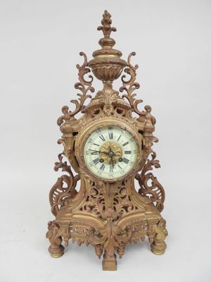 une horloge en bois posée sur une surface blanche