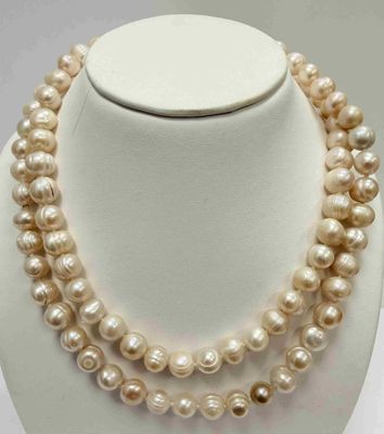 gros plan d'un collier de perles sur un mannequin