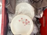 une boîte rouge contenant tout un tas d'assiettes