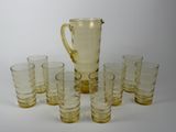 beaucoup de verres et un pichet sur la table