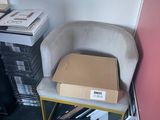 une chaise sur laquelle est posée une boîte, dans un coin de la pièce