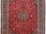 un tapis rouge orné d'un médaillon