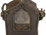 un vieux porte-monnaie en cuir sur lequel figure l'image d'une femme à une fenêtre