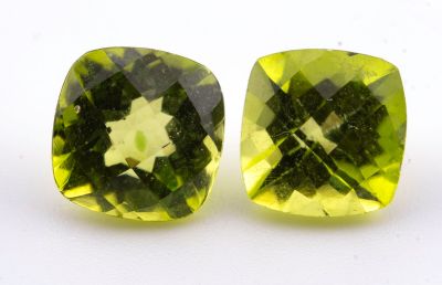 deux pierres de quartzite vertes sur un fond blanc