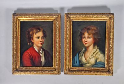 une paire de portraits de jeunes garçons dans des cadres dorés