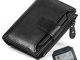 un portefeuille en cuir noir avec un porte-cartes et une carte de crédit