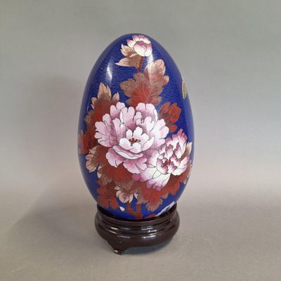 CHINE Œuf en émaux cloisonnés à décor floral sur fond bleu. …