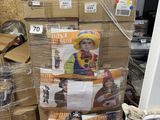 une pile de cartons et de bagages posée par terre